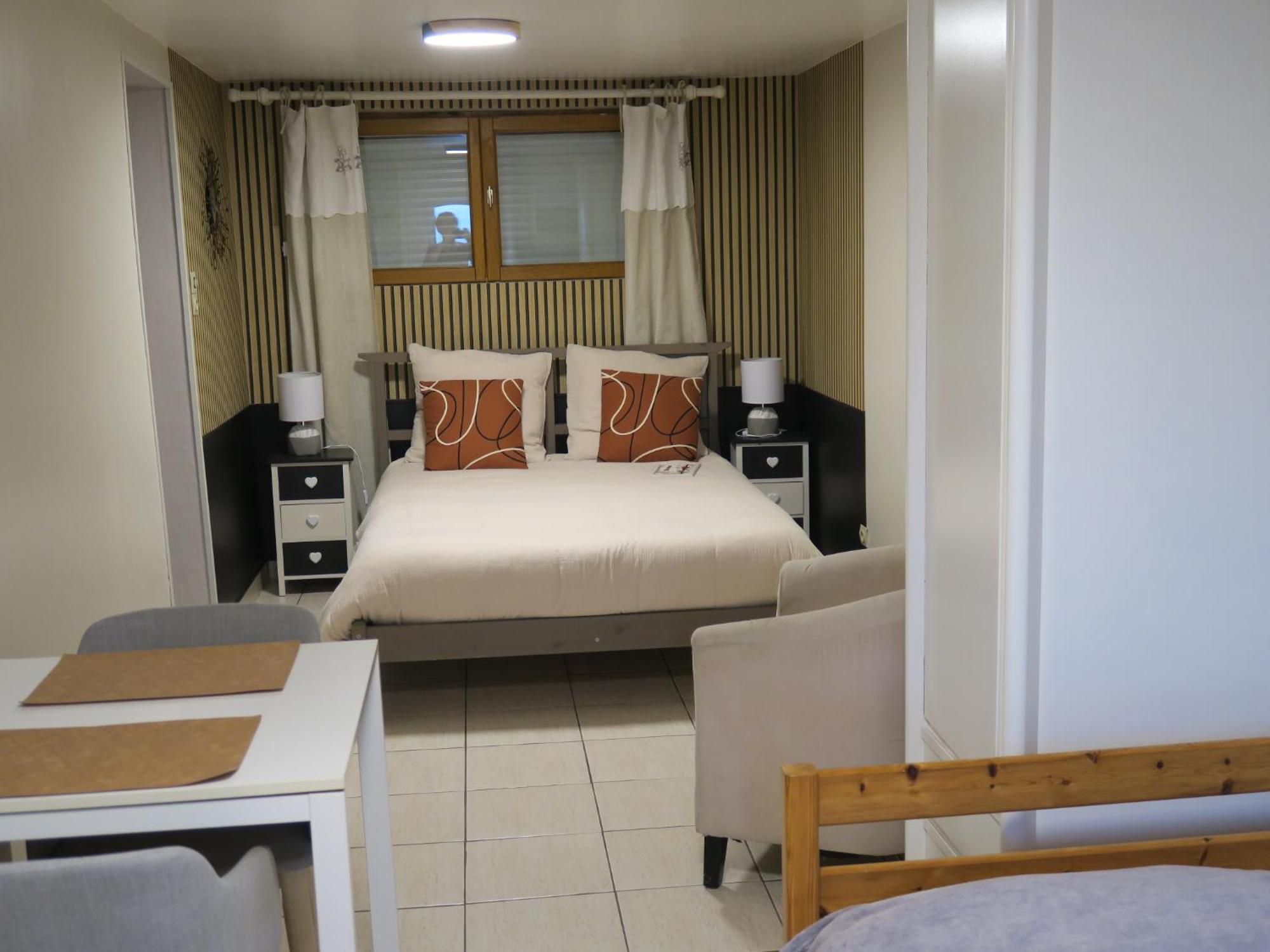 Les Collinades De Chalons Hotel Bagian luar foto